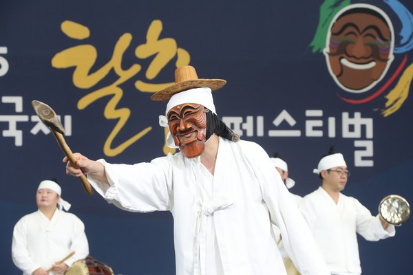 한국의 탈춤, 무대 위에서 빛나다