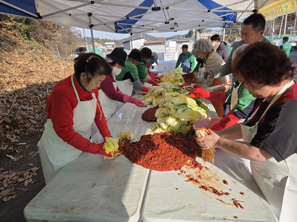 상망동 새마을단체, 사랑의 김장김치 나눔 행사 모습. 2025.12.02.