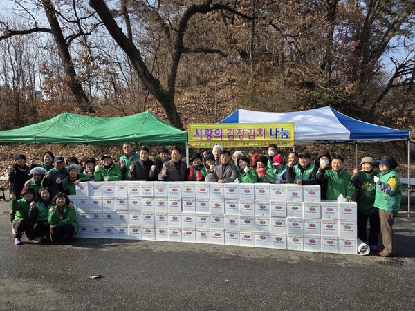 상망동 새마을단체, 사랑의 김장김치 나눔 행사 기념 사진. 2025.12.02.